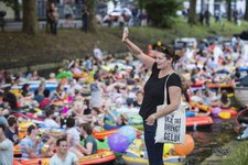 910642 Afbeelding van deelnemers aan de Rubberboot Missie 2016 in de Stadsbuitengracht ter hoogte van de Weerdsingel ...